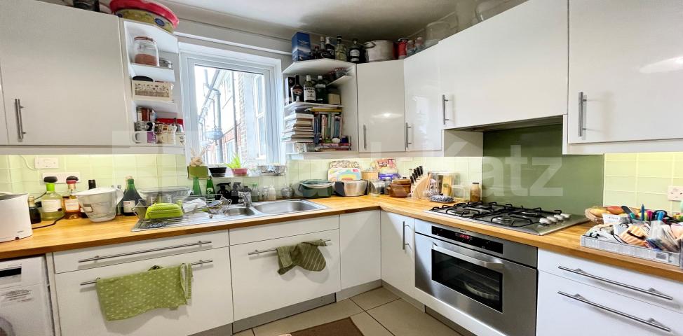 Offering approximately 710 Sq. Ft. of living and entertaining space Ashurst Gardens, Brixton Hill